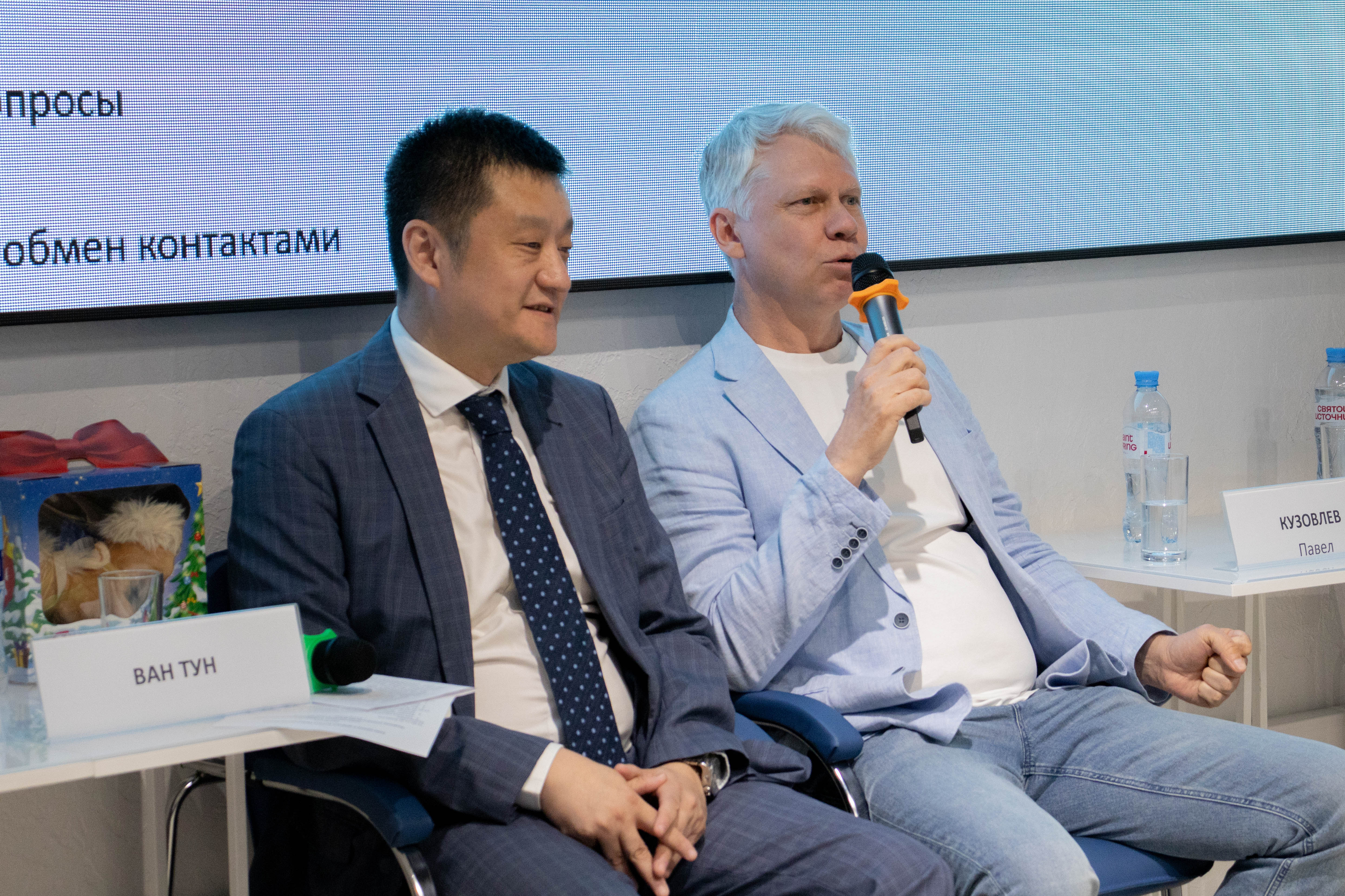 Генеральный директор ООО ТК «Азия-Урал» Павел Кузовлев приветствует делегацию китайских производителей. Слева — Ван Тун, заместитель Генерального консула Китайской Народной Республики в Екатеринбурге